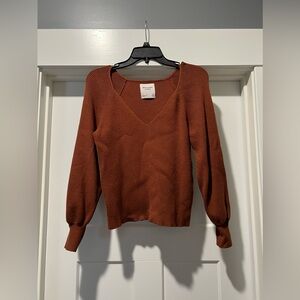 Abercrombie and Fitch sweater
V neck and puff sleeves
Size Medium